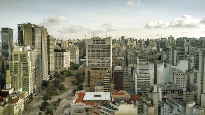 /19992pag04_Le_Monde_Edicao_160_BR-Cidades_Foto_Jonas_Pacheco-Unsplash-e1604086060647.jpg