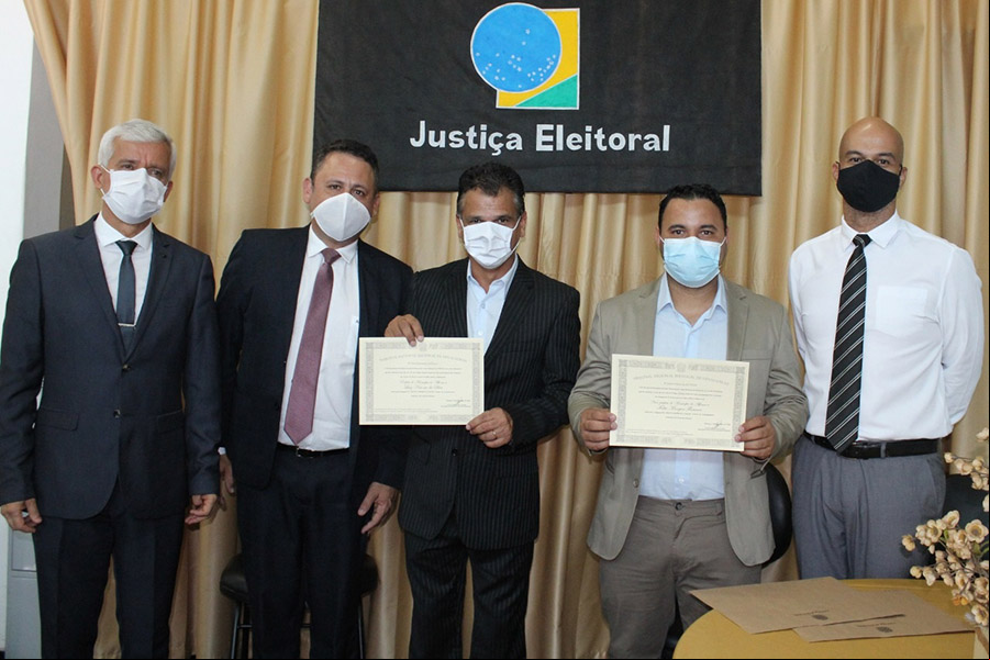 Prefeito, vice e vereadores eleitos são diplomados pela Justiça Eleitoral 
